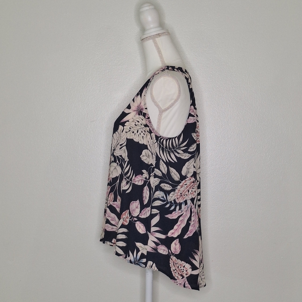 Lush Navy Tropical Print Sleeveless Casual Blouse - Picture 4 of 8